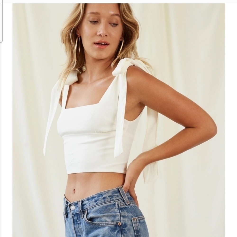 VESPER Sweetheart Neckline Cropped Top With Shoulder Ties In Cream. Size 6